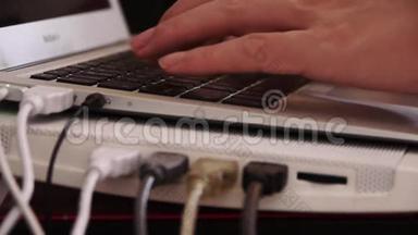 电脑笔记本键盘，笔记本电脑侧面显示USB和电源连接。